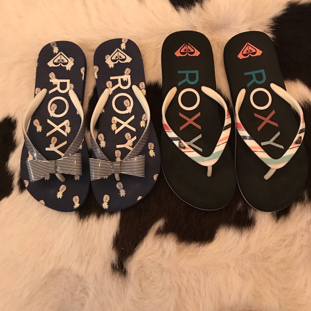 Euc Girls Roxy flip flops. 2 pair! Size 2/3